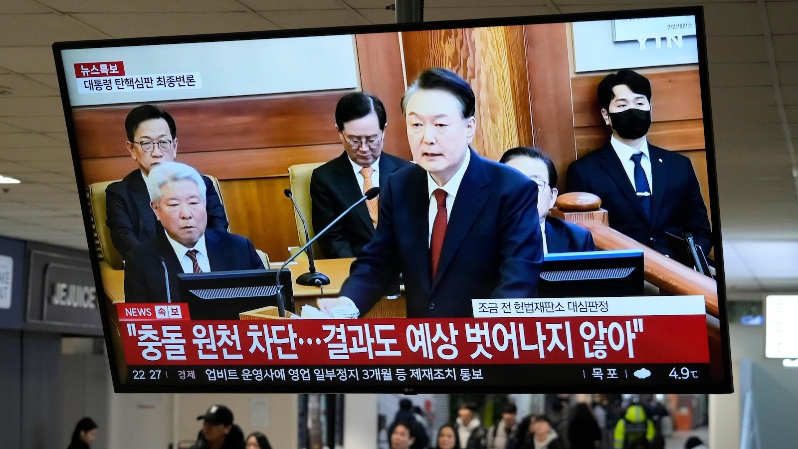 South Korean court orders impeached president released from jail