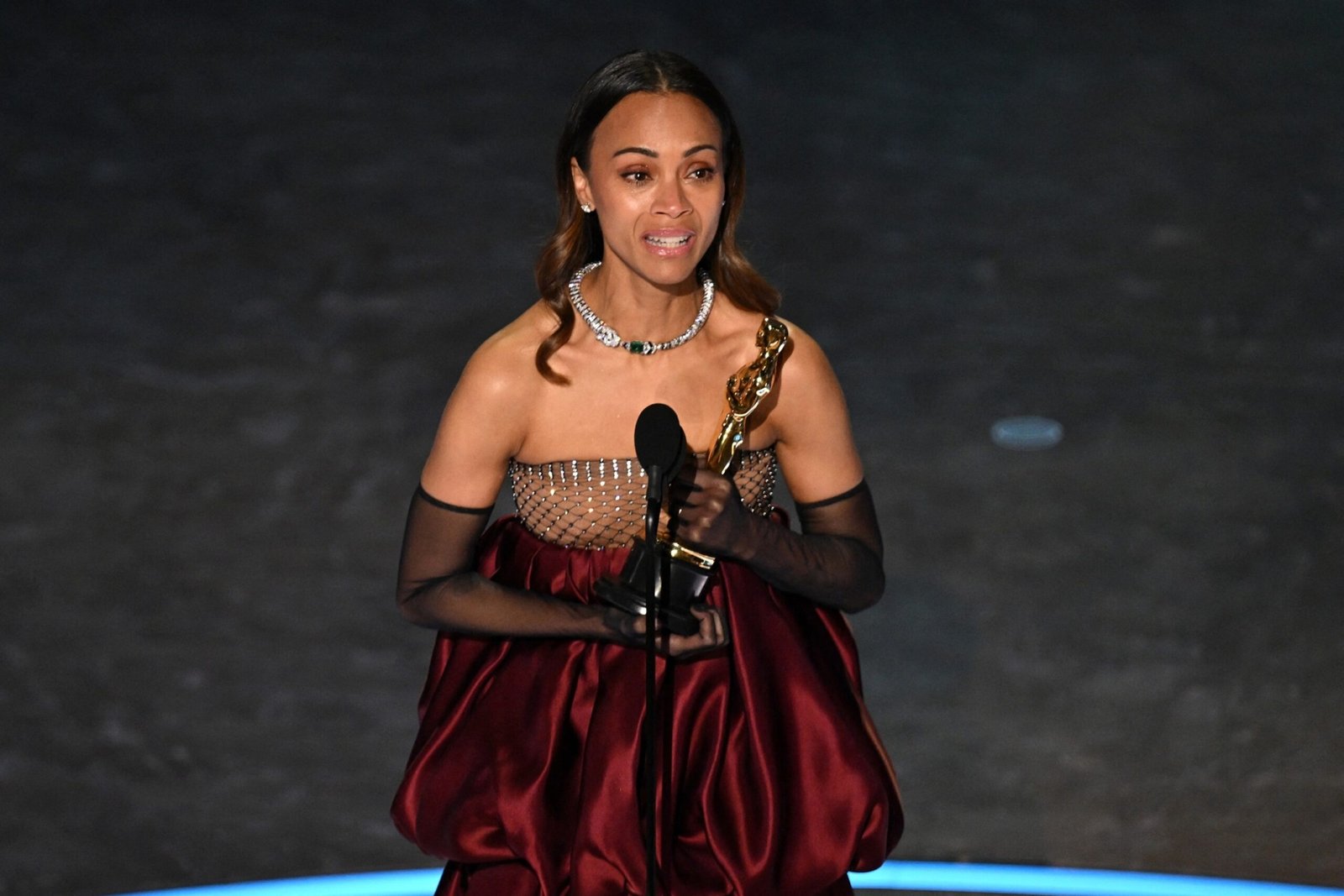 Zoe Saldaña makes history with the Oscar for best cast actress

