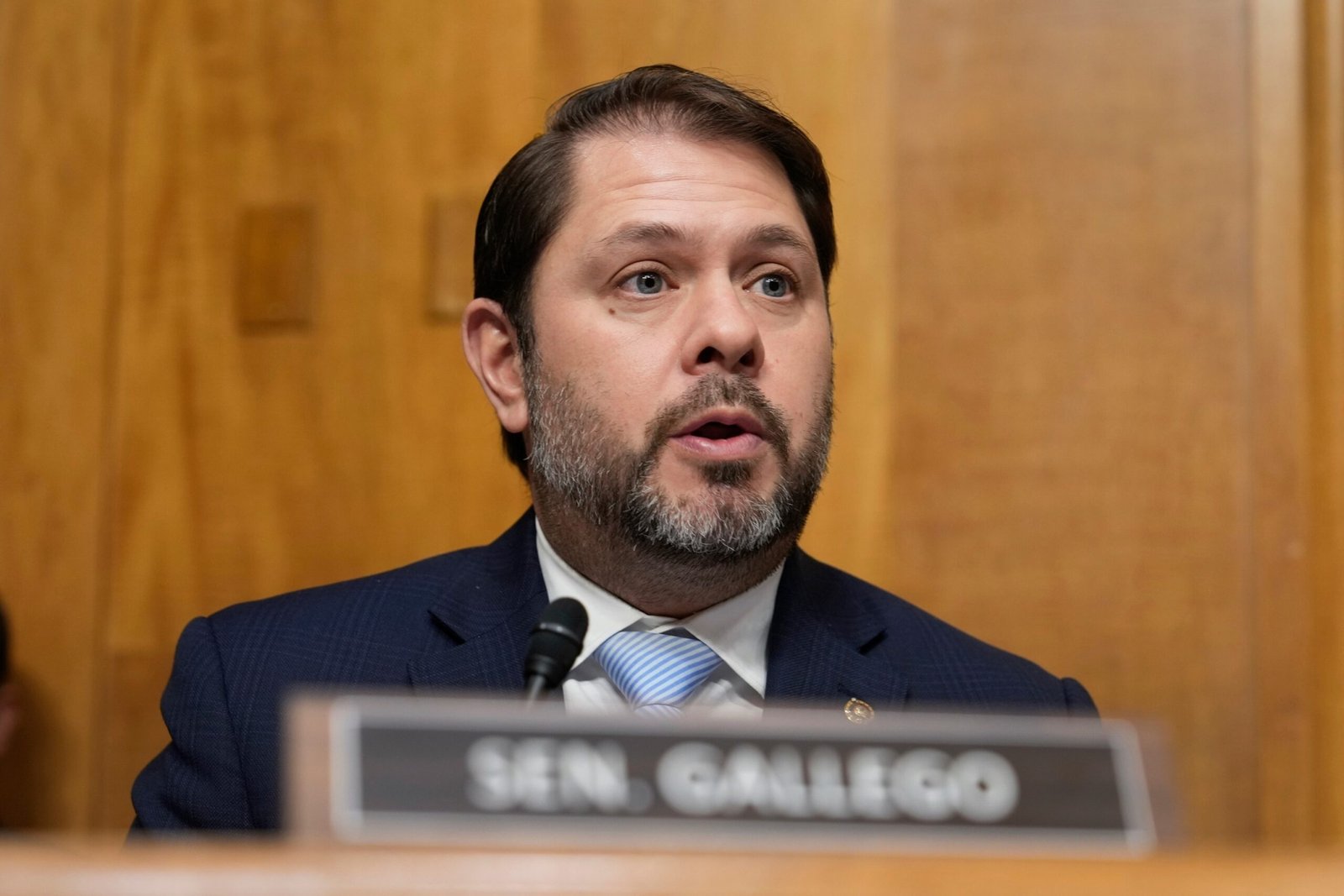 Democratic senators ask for probe in the possible privileged information trade on Trump's tariff reversal

