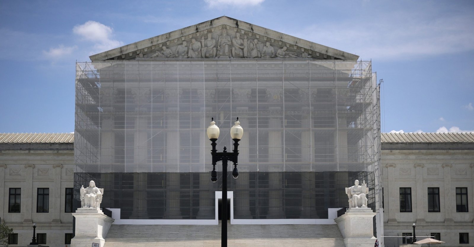 The Supreme Court maintains the temporary blockade in the deportations of Trump's alien enemies.

