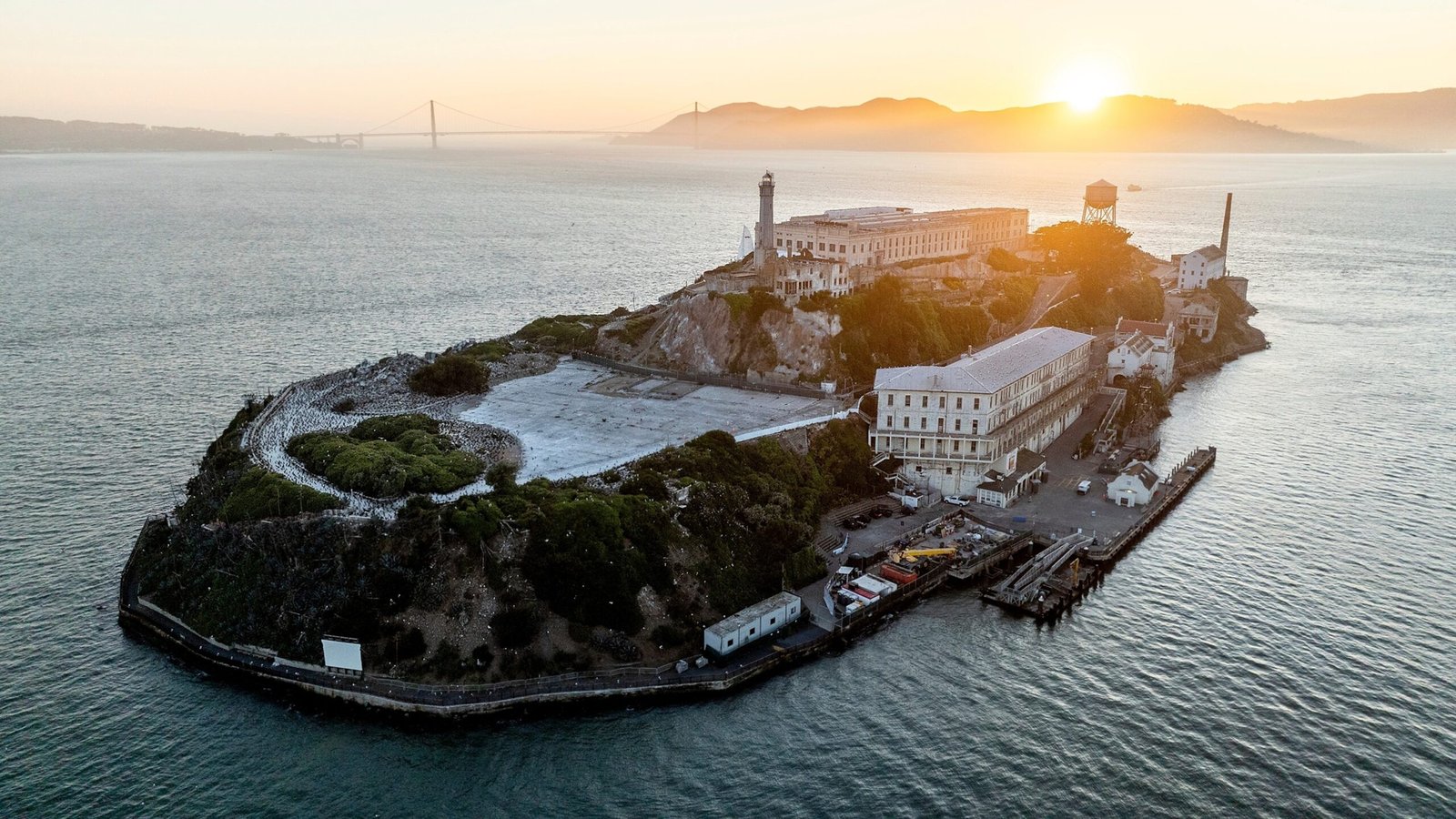 Trump promotes Alcatraz 'very strong as the prison office that evaluates the reopening of the prison

