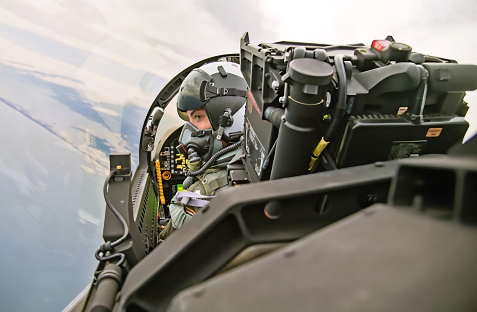 The Transgender Pilot of the Navy, prohibited from service, reflects on 'patriotism' before Trump's military parade


