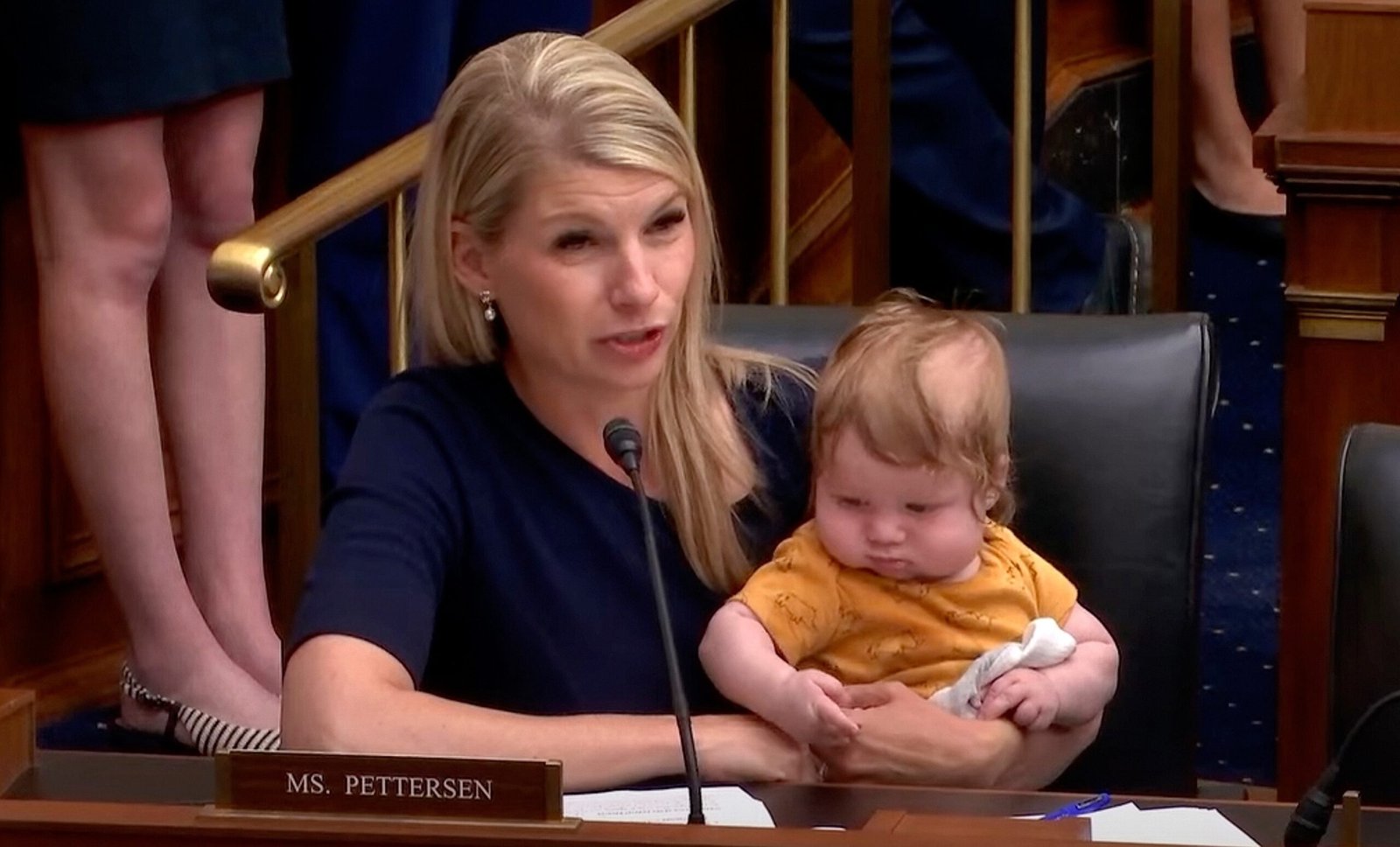 The representative Pettersen brings Baby Son while asking Fed's president at the audience