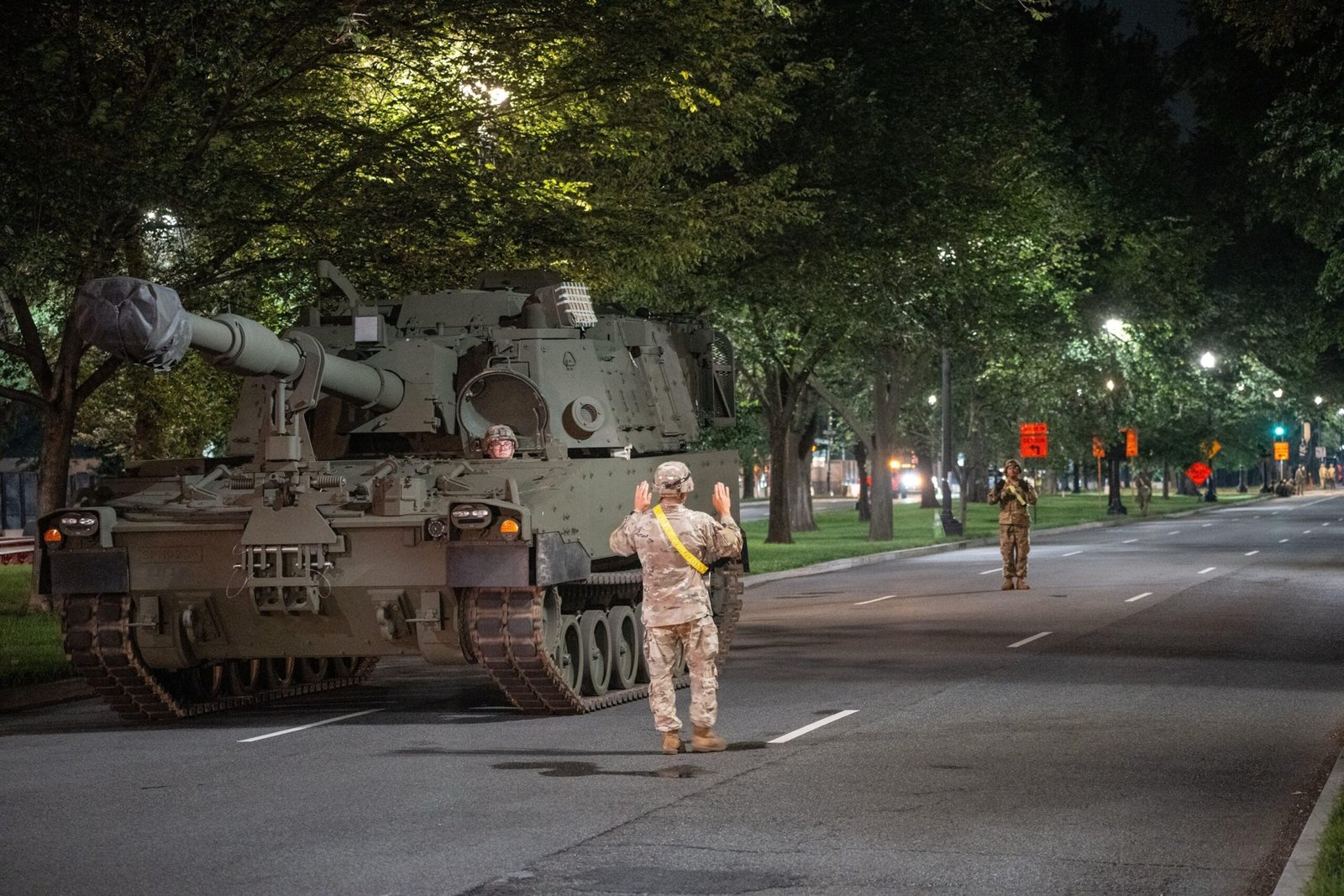 Trump warns "any" manifestant in the military parade "will be heavy force"

