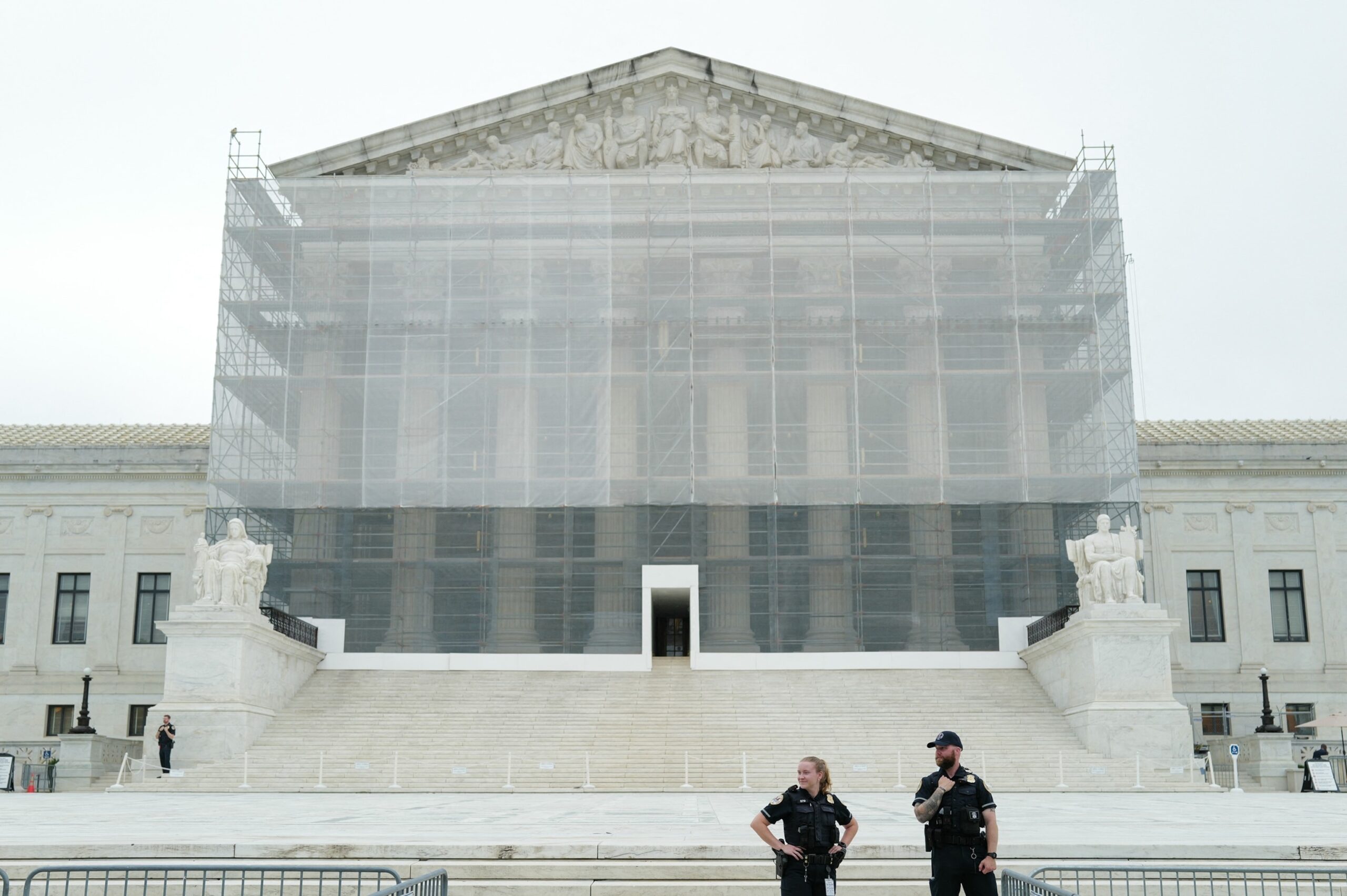 The Supreme Court says that the administration can eliminate 8 migrants held in Djibouti

