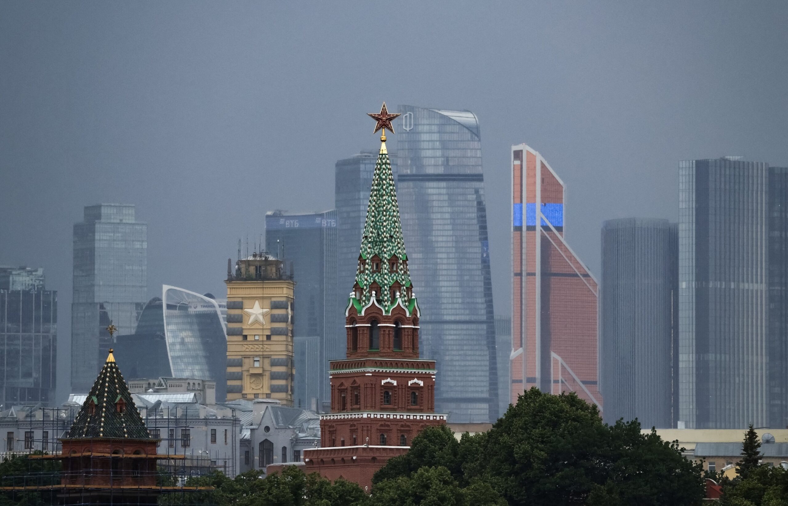 Ukraine points to Moscow while Russia reports that they demolish more than 100 drones