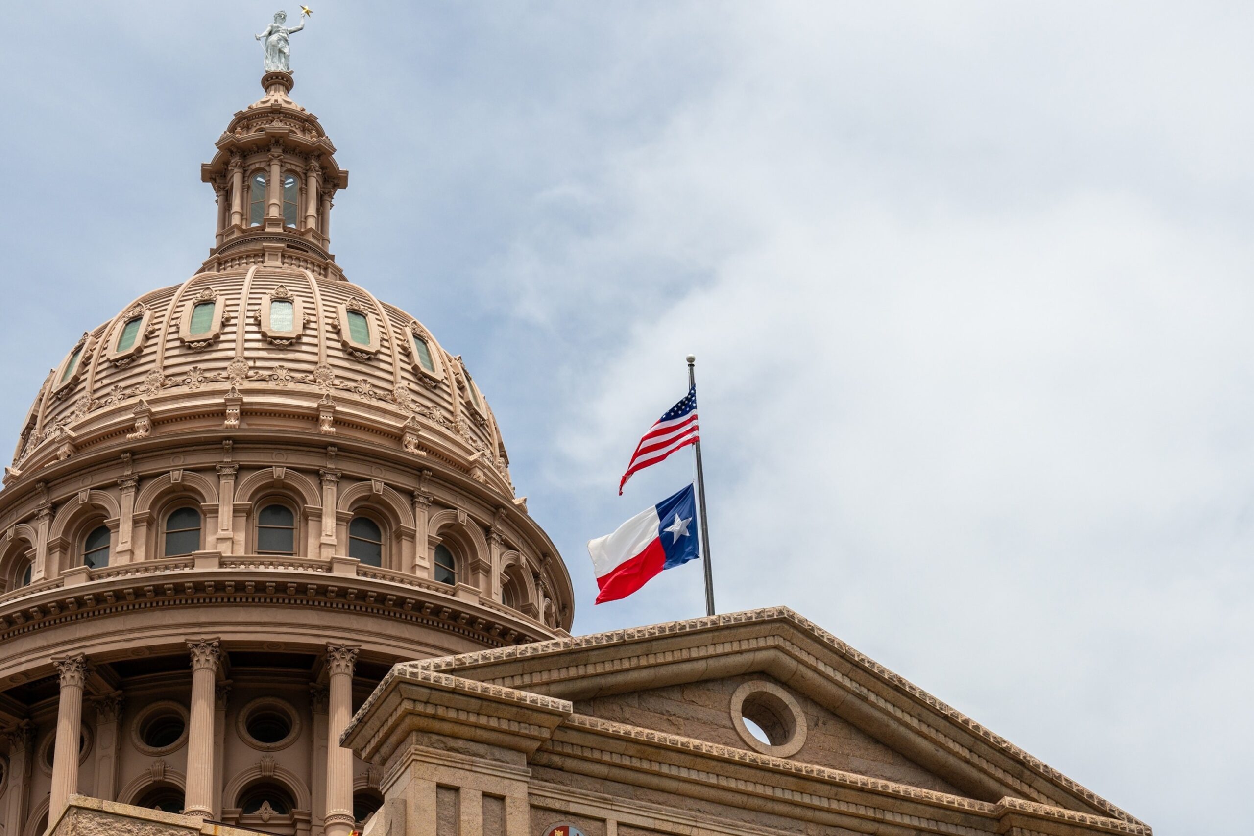 Appearance in Texas while Abbott threatens the Democrats who fled in protest of the redistribution of districts