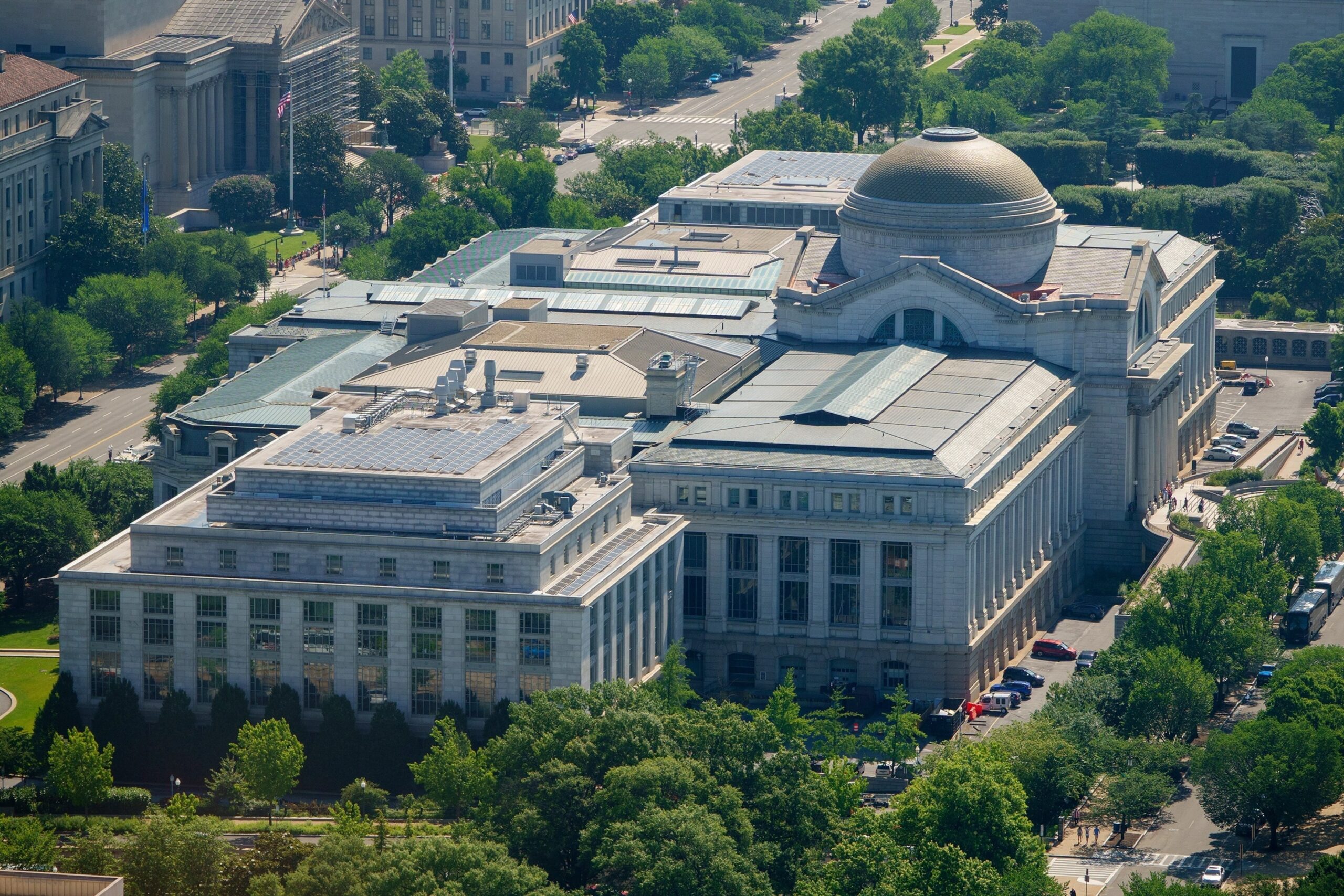 Blanca to carry out a review of the exhibitions of the Smithsonian Museum to ensure that they fit Trump's vision of US history