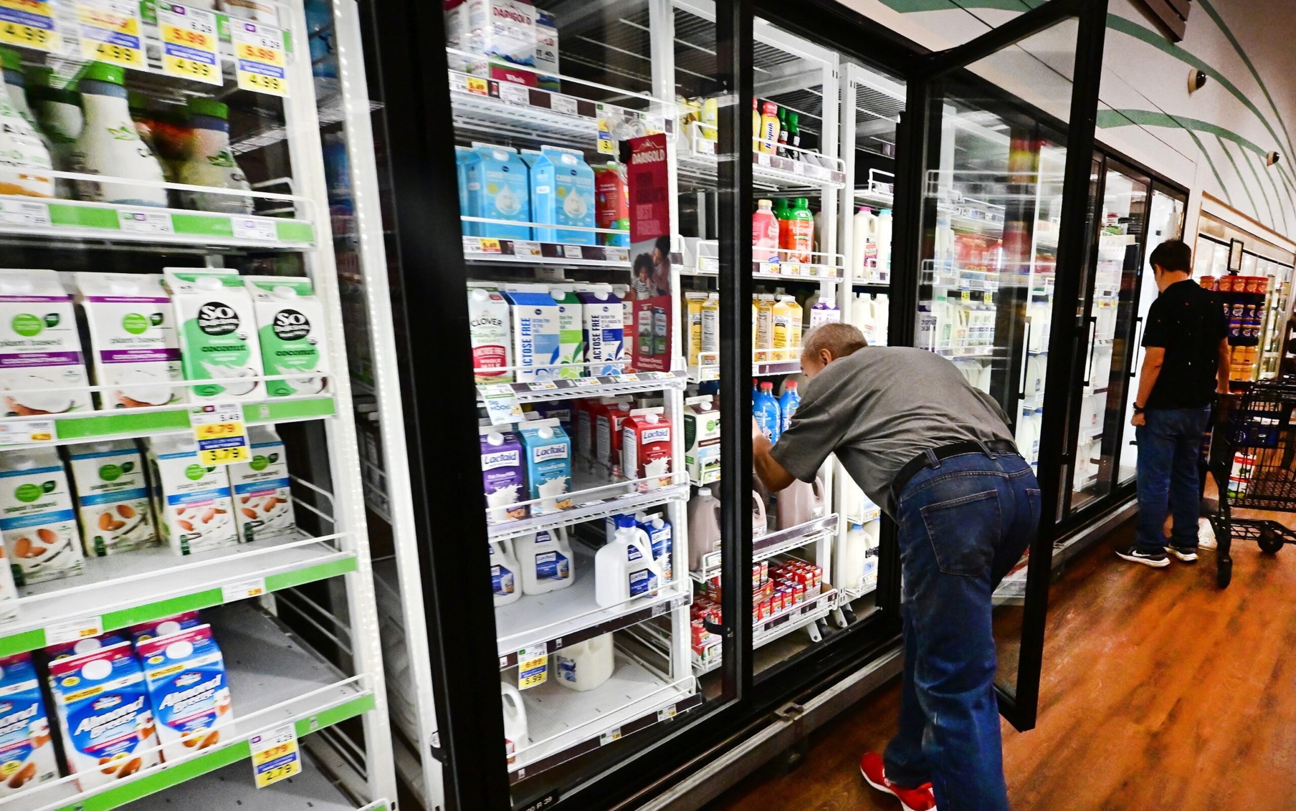 Consumer confidence sours as government shutdown threatens economic damage

