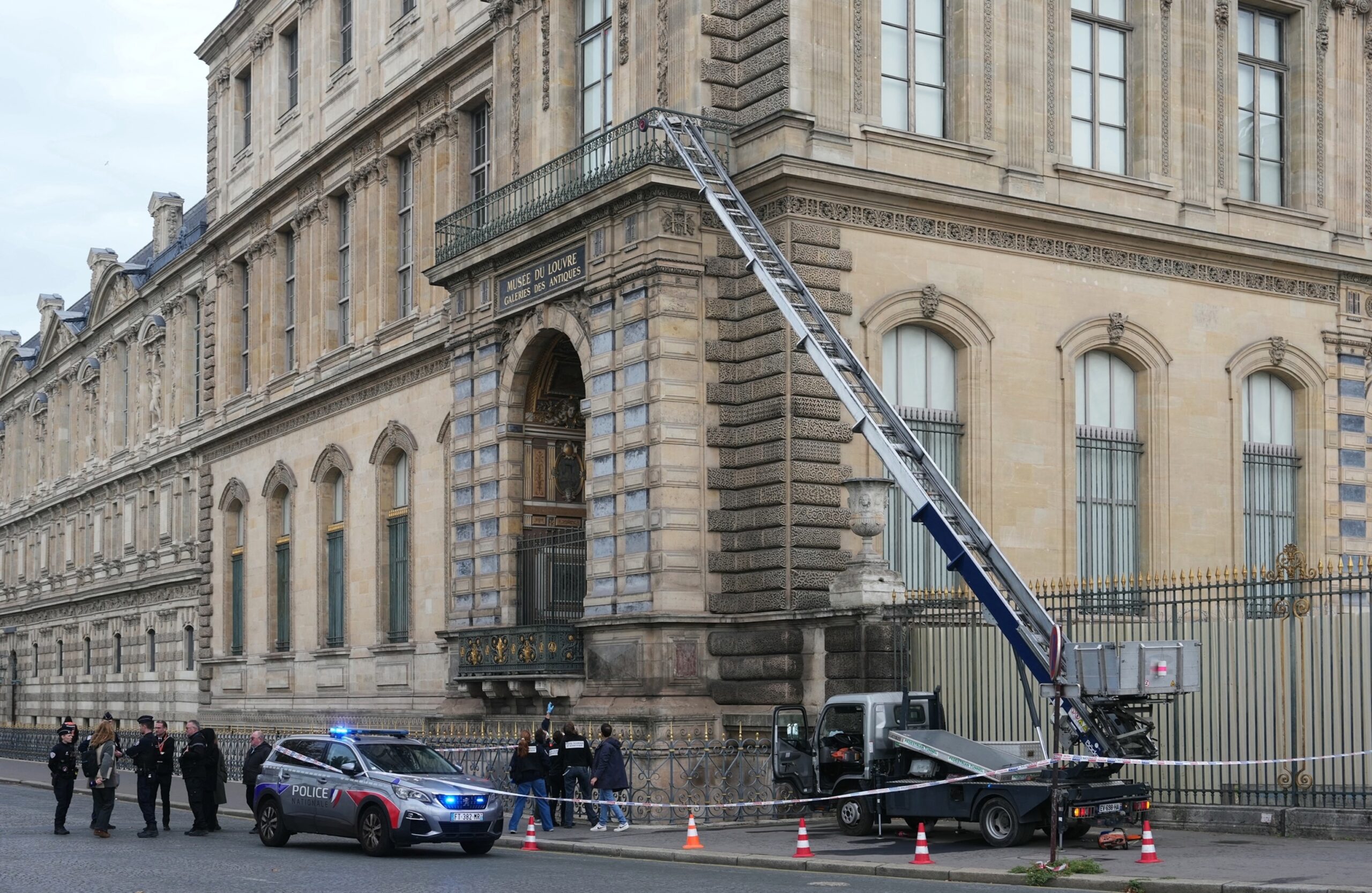 The Louvre Museum closes after the theft of jewels of "inestimable" value, says the French Interior Minister