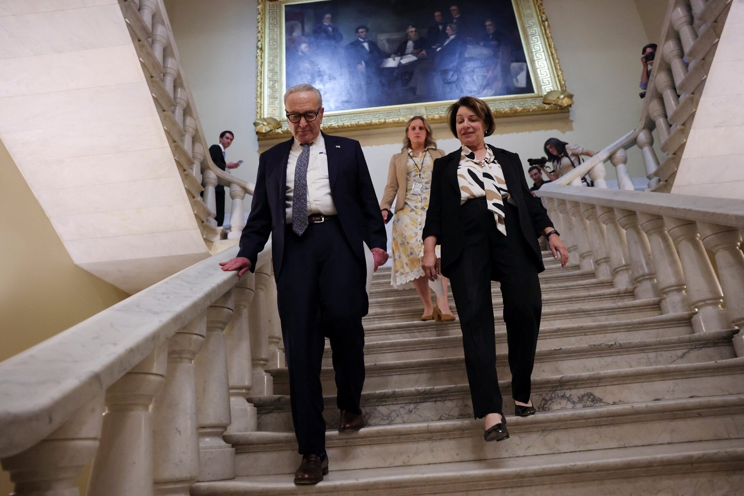 Photo: The leader of the US Senate minority Chuck Schumer (D-Ny) and the American senator Amy Klobuchar (D-MN) leave after a press conference on Capitol Hill in Washington, on September 30, 2025. 