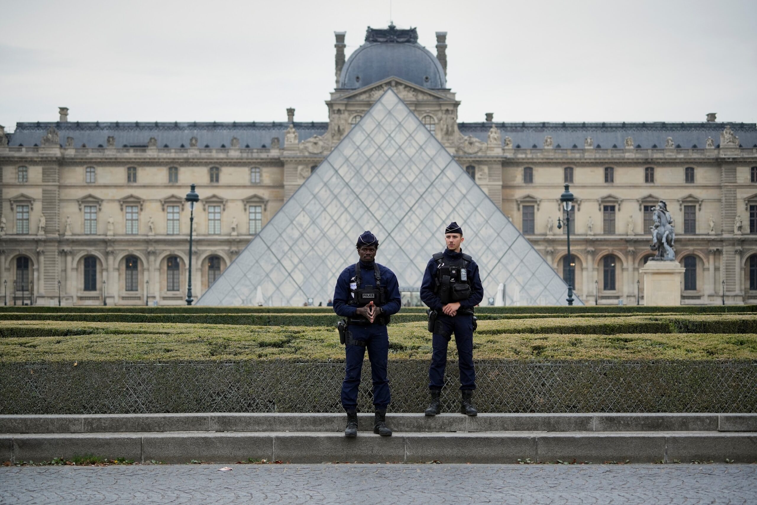 Two more charged with Louvre jewel theft and three released